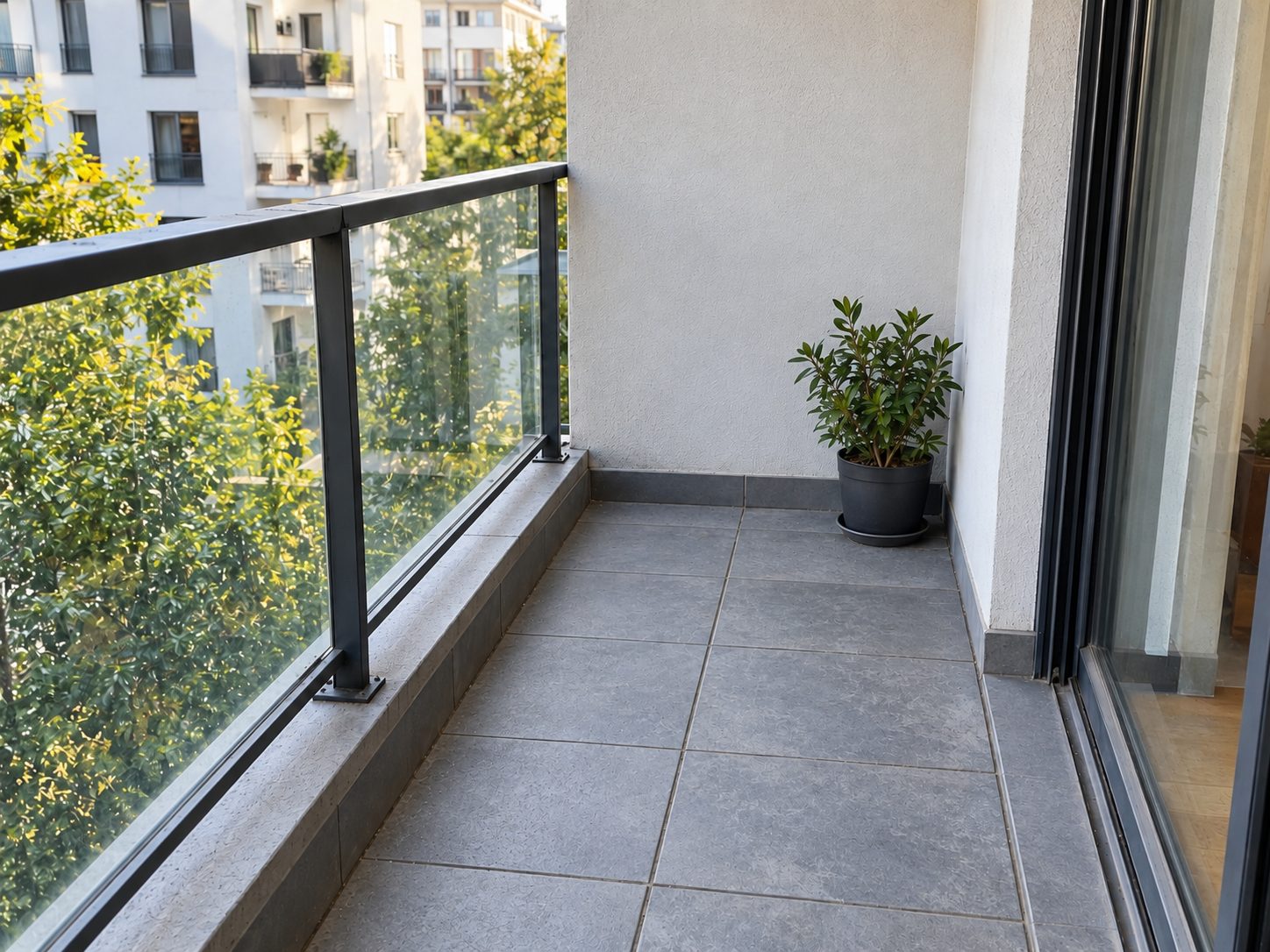 Nachher: Balkon: Boden, Glasgeländer und Brüstung